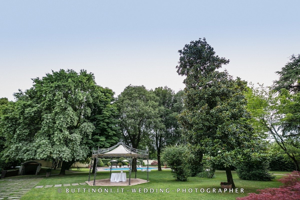 Matrimonio in Tenuta Olmetta Osio 125 Parco Giardino Gazebo Sposi Matrimonio Ristorante Tenuta Olmetta Osio Sotto Bergamo Reportage senza pose © Carlo Buttinoni Fotografo