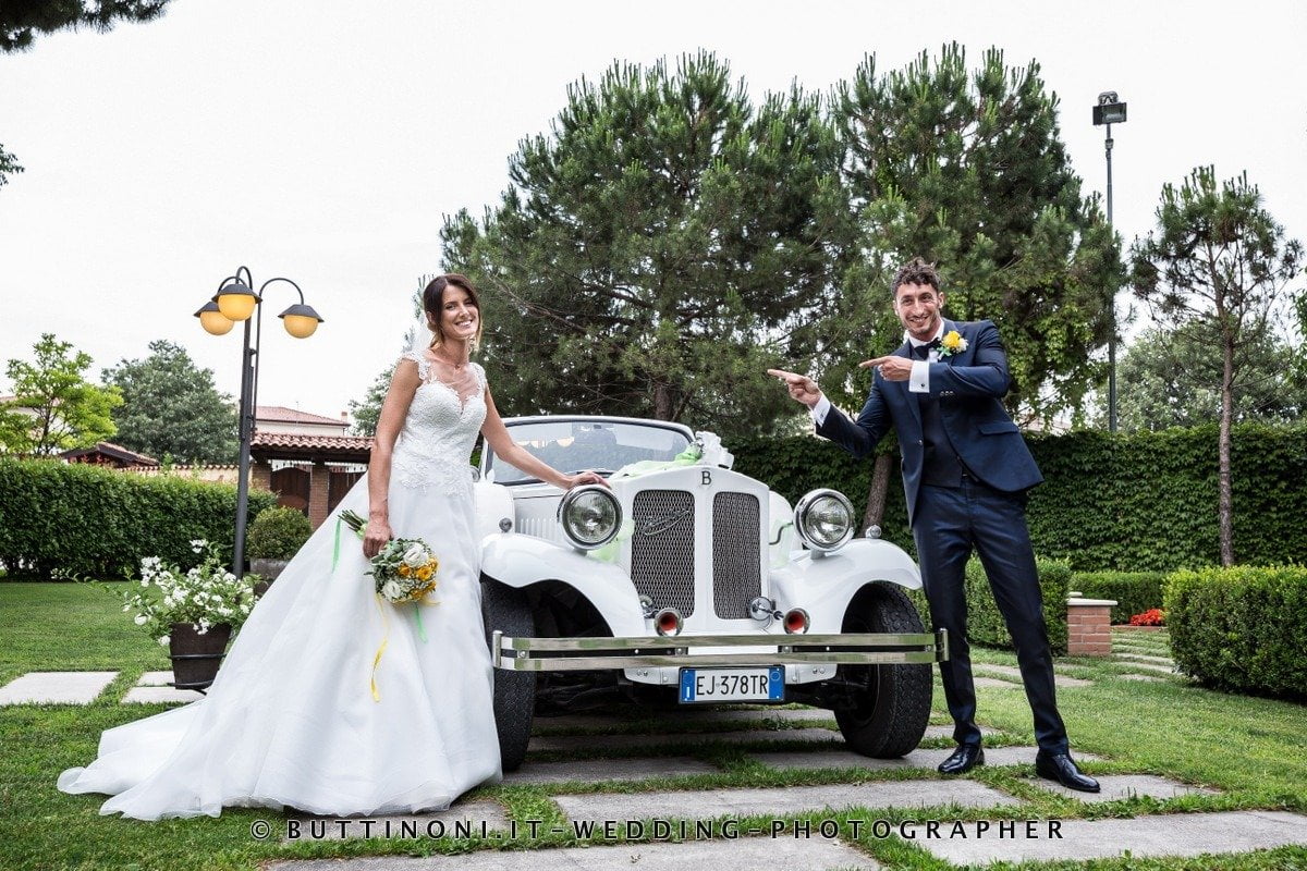 Matrimonio in Tenuta Olmetta Osio 139 Sposi con auto Matrimonio Ristorante Tenuta Olmetta Osio Sotto Bergamo Reportage senza pose © Carlo Buttinoni Fotografo