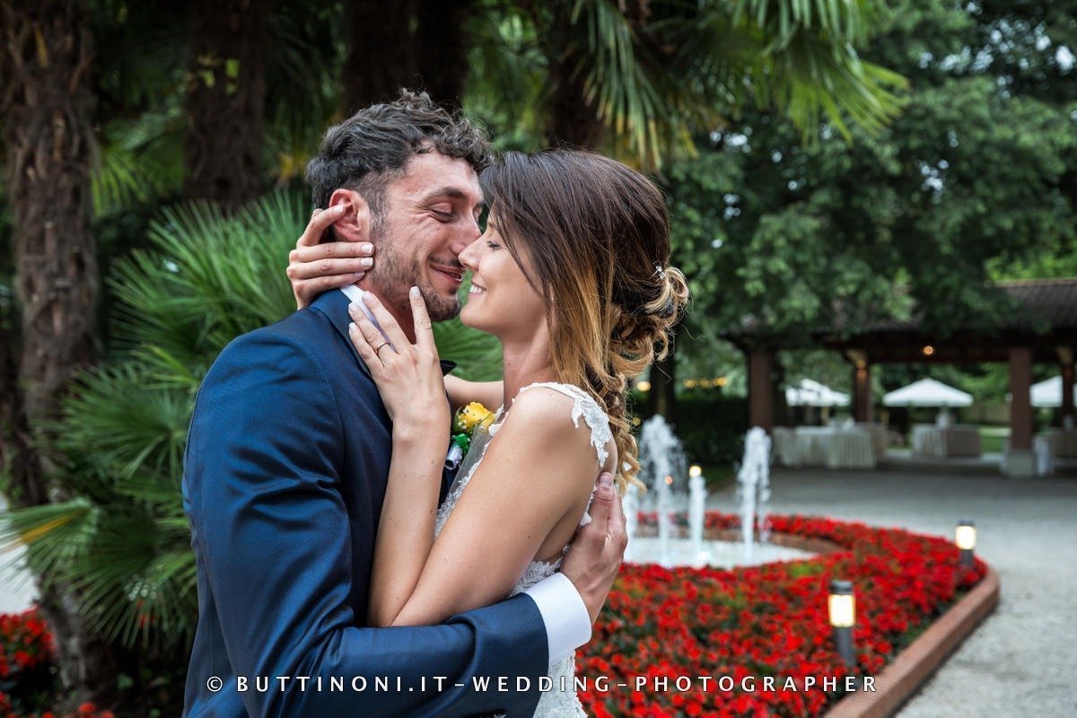 Matrimonio in Tenuta Olmetta Osio 135 Fontana giochi acqua Sposi Matrimonio Ristorante Tenuta Olmetta Osio Sotto Bergamo Reportage senza pose © Carlo Buttinoni Fotografo