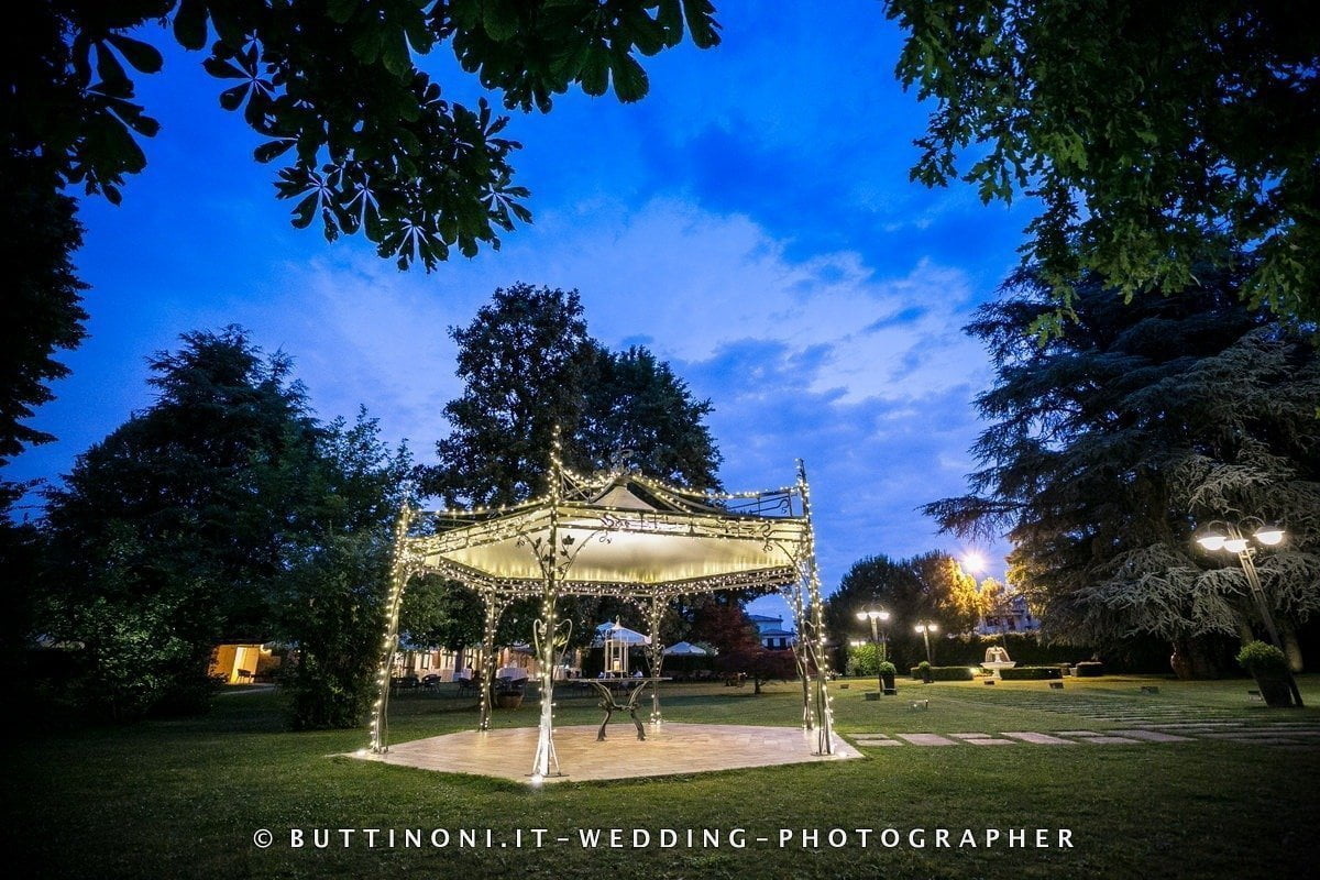 Matrimonio in Tenuta Olmetta Osio 159 Tramonto Notturno Gazebo Matrimonio Ristorante Tenuta Olmetta Osio Sotto Bergamo Reportage senza pose © Carlo Buttinoni Fotografo