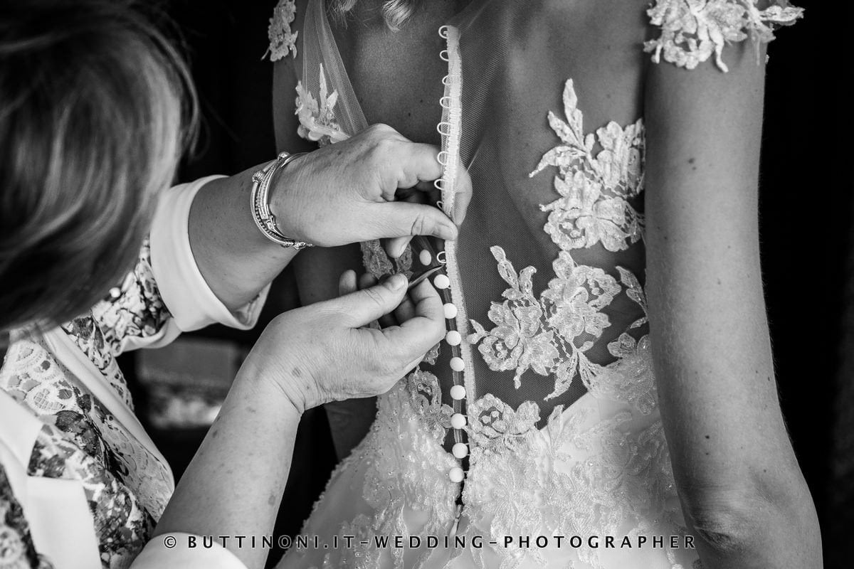 Matrimonio in Tenuta Olmetta Osio 96 Preparazione e vestizione Sposa Matrimonio Religioso Inzago Milano Reportage senza pose © Carlo Buttinoni Fotografo