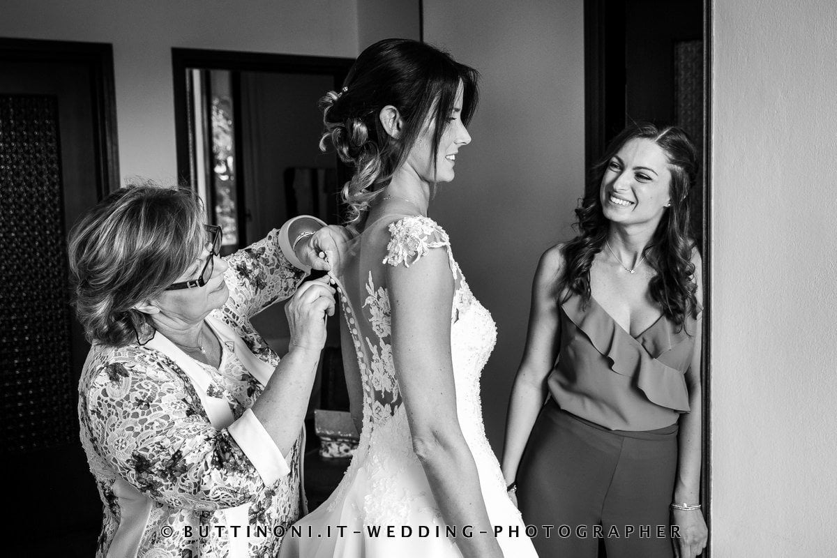 Matrimonio in Tenuta Olmetta Osio 97 Preparazione e vestizione Sposa Matrimonio Religioso Inzago Milano Reportage senza pose © Carlo Buttinoni Fotografo