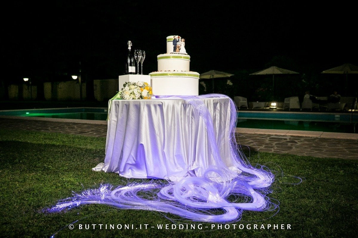 Matrimonio in Tenuta Olmetta Osio 169 Taglio Torta fibra ottica Sposi Matrimonio Ristorante Tenuta Olmetta Osio Sotto Bergamo Reportage senza pose © Carlo Buttinoni Fotografo