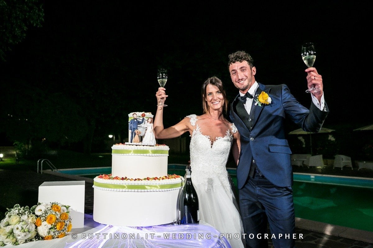 Matrimonio in Tenuta Olmetta Osio 170 Taglio Torta Sposi Matrimonio Ristorante Tenuta Olmetta Osio Sotto Bergamo Reportage senza pose © Carlo Buttinoni Fotografo