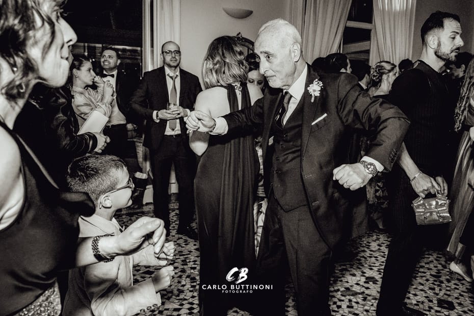 Villa Geno Lago di Como 326 Reportage Balli Sposi ed invitati dopo la cena dopo il Matrimonio con cerimonia civile a bordo Lago nella Location di Matrimoni Ristorante Villa Geno Lago di Como - Carlo Buttinoni Fotografo