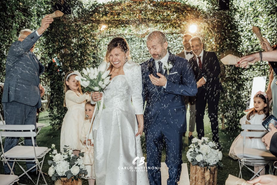 Tenuta Serradesca 234 Lancio riso e petali Rito civile Cerimonia Chiesetta vegetale Reportage Sposi Carlo Buttinoni Fotografo Matrimonio Ristorante-Tenuta Serradesca Acquaroli Scanzorosciate Bergamo Milano Brescia