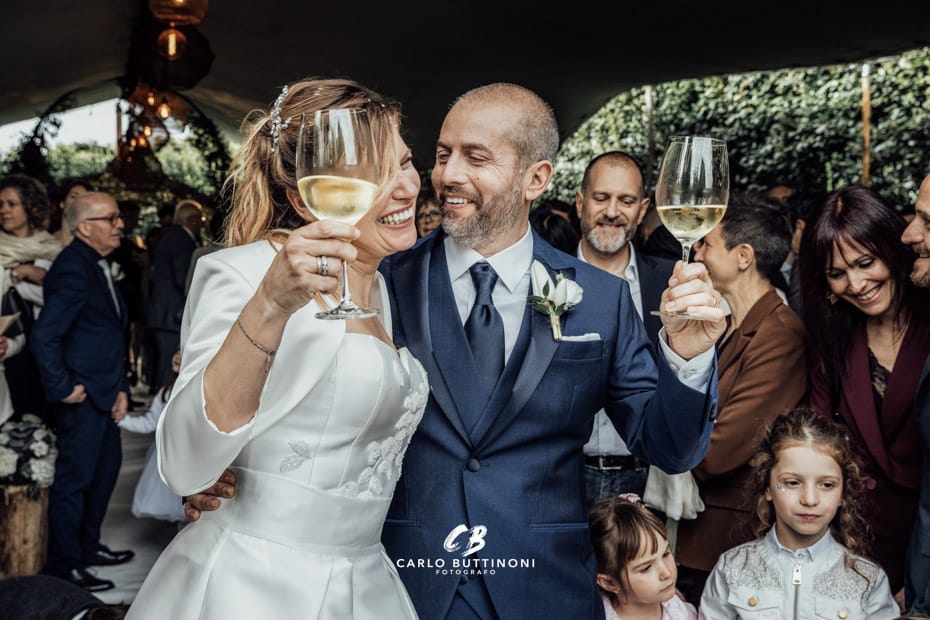 Tenuta Serradesca 236 Brindisi dopo Rito civile Cerimonia Chiesetta vegetale Reportage Sposi Carlo Buttinoni Fotografo Matrimonio Ristorante-Tenuta Serradesca Acquaroli Scanzorosciate Bergamo Milano Brescia