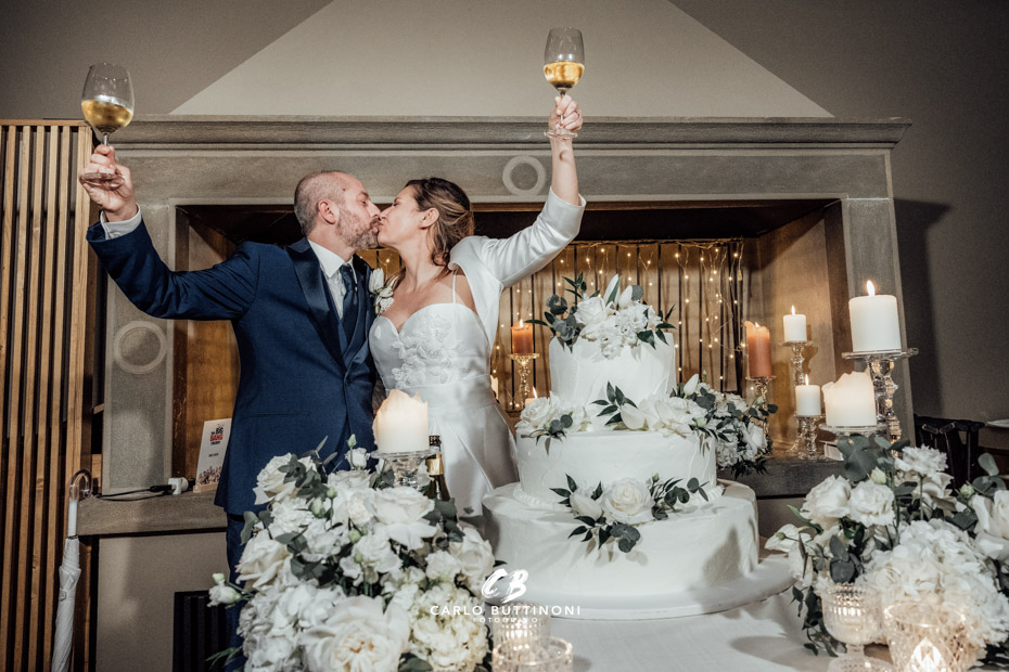 Tenuta Serradesca 327 Reportage Taglio Torta Sposi Sala da pranzo Ristorante Tenuta Serradesca Acquaroli Scanzorosciate Bergamo Milano Brescia - Carlo Buttinoni Fotografo Matrimonio