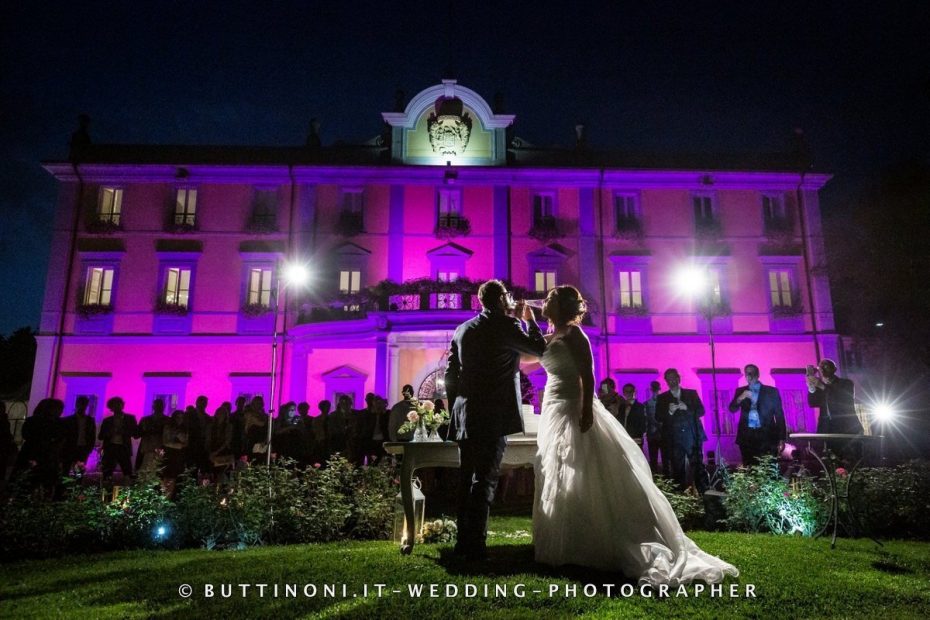 Taglio Torta Sposi Matrimonio civile all'aperto Ristorante Villa Acquaroli a Carvico Bergamo Reportage senza pose © Carlo Buttinoni Fotografo