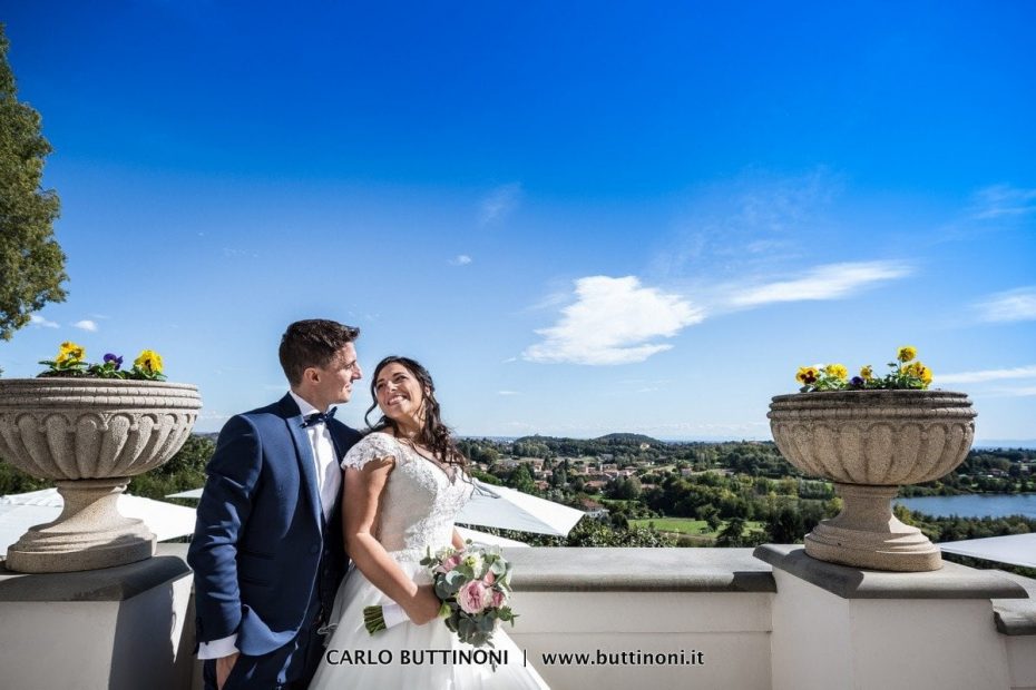 Fotografo Sposi in terrazza panoramica Matrimonio Ristorante Villa Calchi Calco Lecco Lago di Como Reportage senza pose