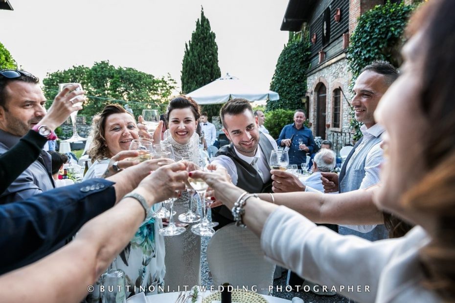Fotografo Sposi Matrimonio all'aperto Ristorante Castello della Marigolda Curno Bergamo Reportage senza pose