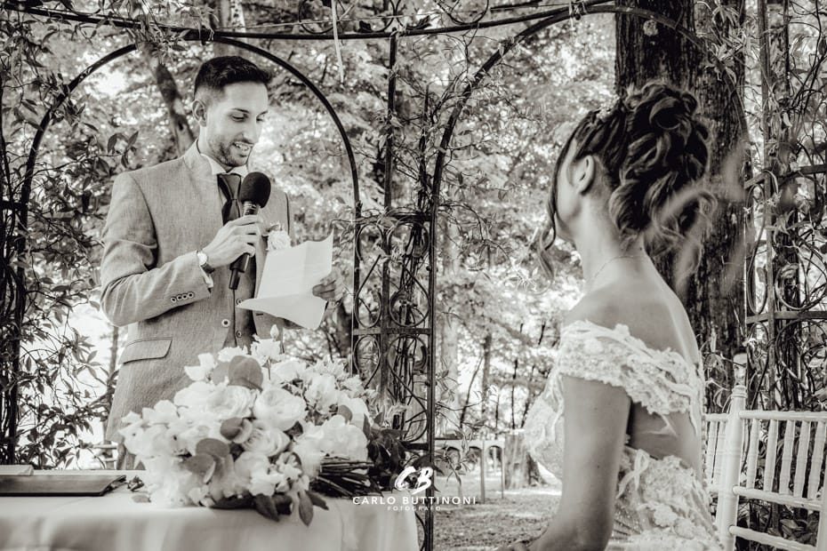 Cerimonia all'aperto in riva al lago Matrimonio Sposi Ristorante Castello di Monasterolo Lago d'Endine Bergamo - Carlo Buttinoni Fotografo