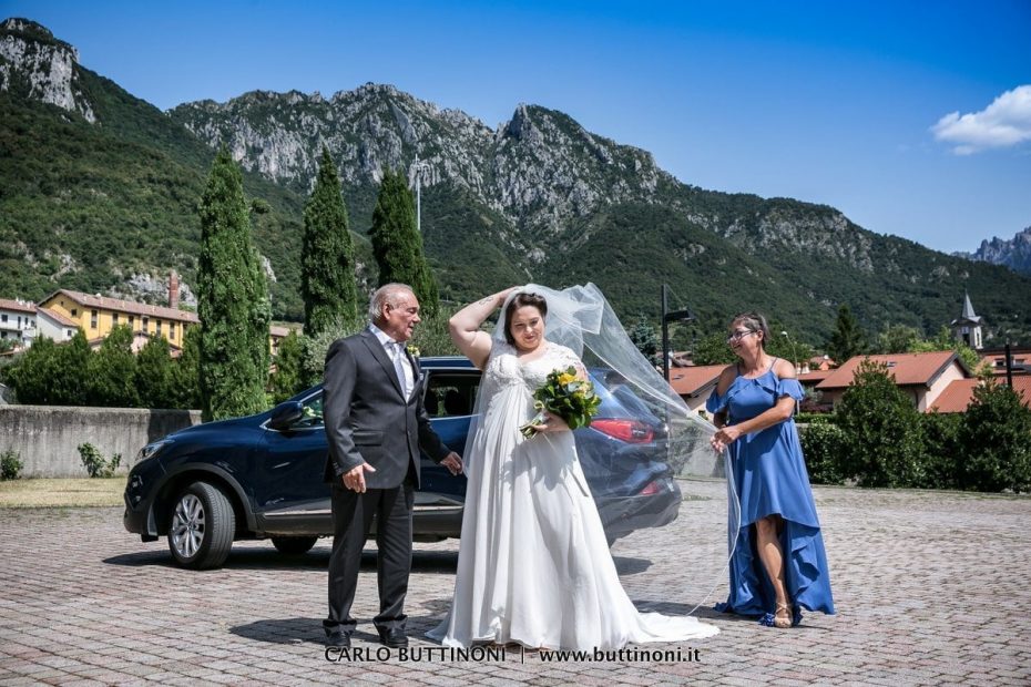 Fotografo Matrimonio Como 21 Fotografo arrivo Sposi Chiesa di Valmadrera Lago di Como Reportage Matrimonio senza pose
