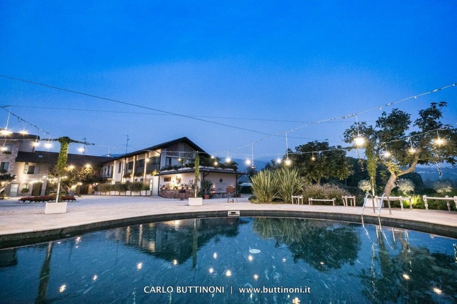 Fotografo Sposi bordo piscina notturno Matrimonio Ristorante Tenuta Serradesca Scanzorosciate Bergamo Reportage senza pose